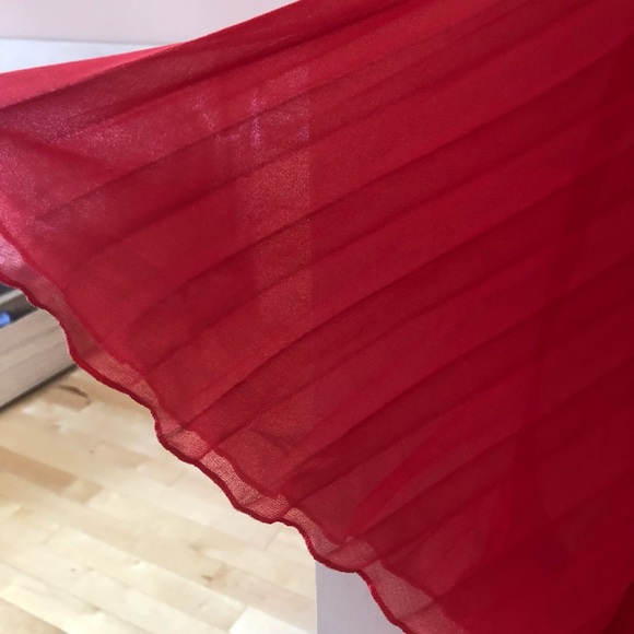 ❤️❤️🎄Red ruffled open button blouse for holiday season. - Picture 6 of 6